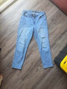 Hollister Ultra High-Rise Mom Jean Size 13R